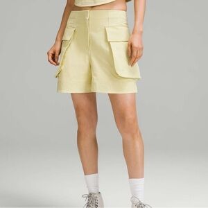 Lululemon Relaxed-Fit Super-High-Rise Cargo Short 4"
Finch Yellow